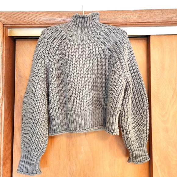 H&M Cable Knit Roll Neck Cropped Sweater - Picture 2 of 4